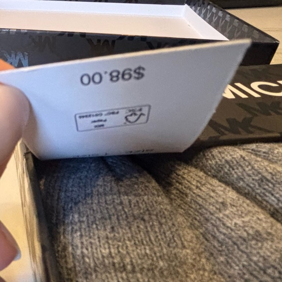 Michael Kors Men’s Gift Box Set - Hat and Scarf - Picture 4 of 4
